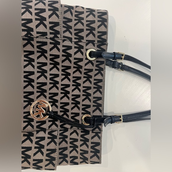 Handbags - Micheal Kors purse